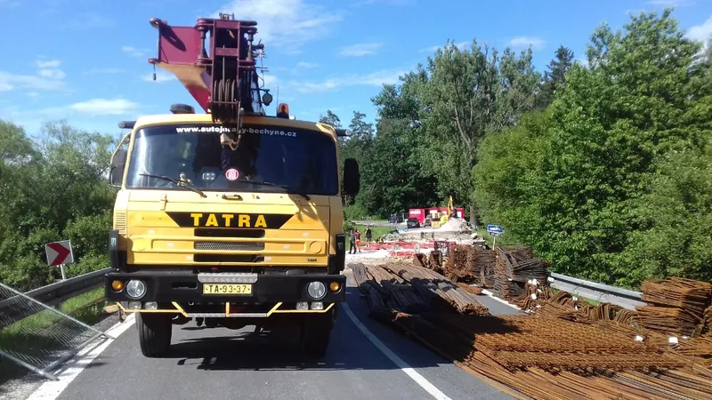 Autojeřáb AD 20T s vysunutým ramenem uvnitř montované haly