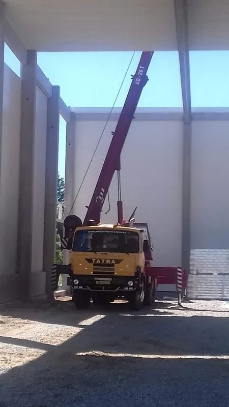 Autojeřáb AD 20T při zdvihu bednění na betonové konstrukci