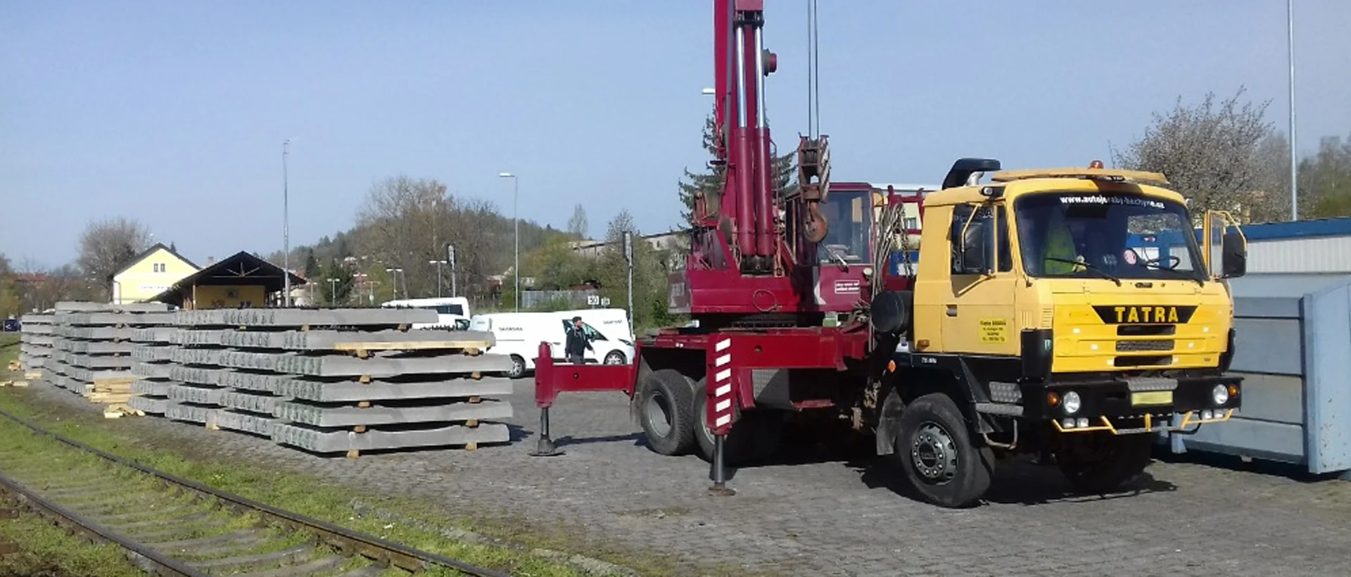 Autojeřáb AD 20T s podvozkem Tatra při vykládce betonových panelů